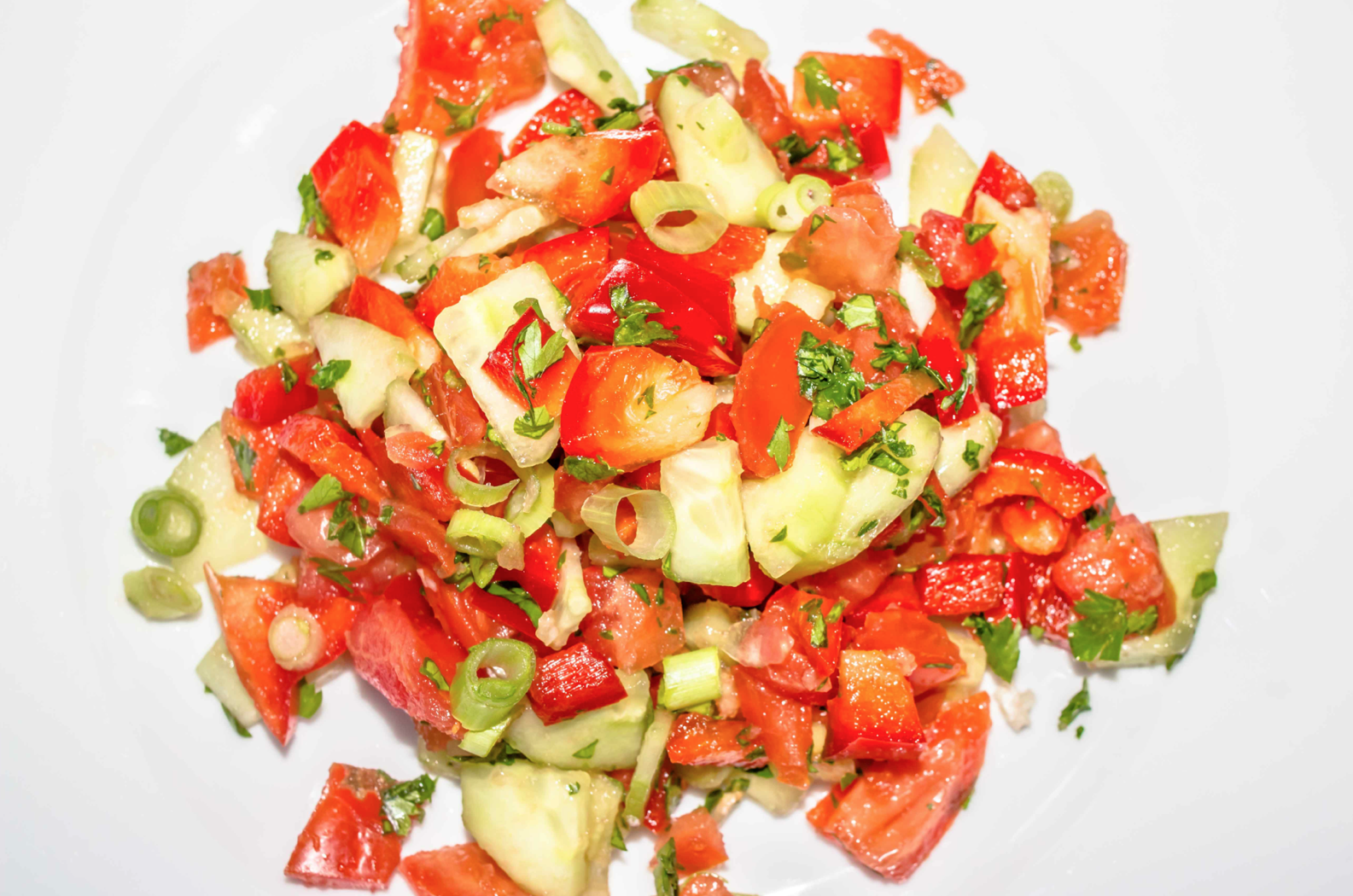 Salat Gurke, Tomate, Paprika in feinen Stücken