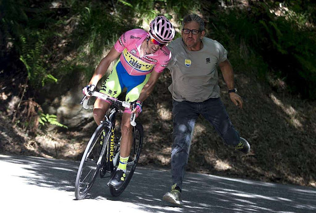 Buscando un motor en la bici de Contador... DE RISA