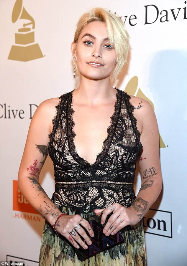 Paris Jackson ai Grammy Awards 2017 3D1CD9FE00000578-4216410-image-m-168_1486882965644