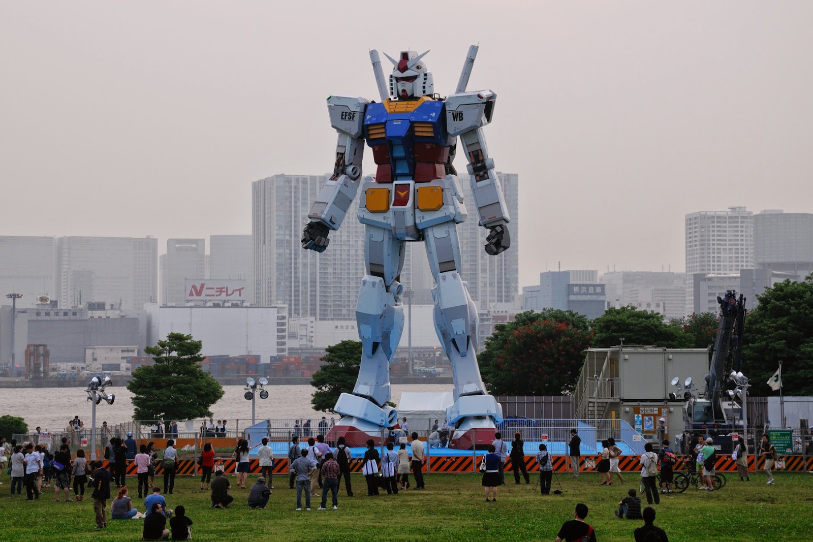 Про огромный робот. Статуя Гандама. Статуя Гандама в Японии. Большой робот ГАНДАМ. Японские гигантские роботы.