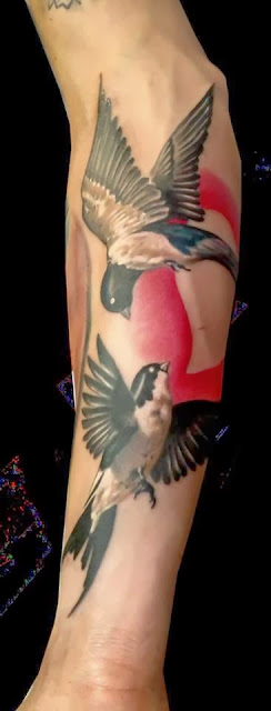 Tatuaje de dos pájaros en el antebrazo