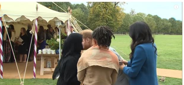 بالفيديو: الأمير هاري يتعرض لموقف محرج بعدما رفضت امرأة محجبة تقبيله