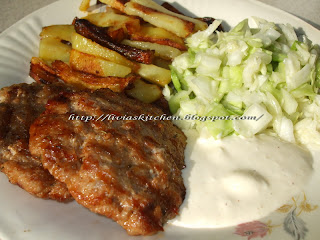 Hamburger in farfurie