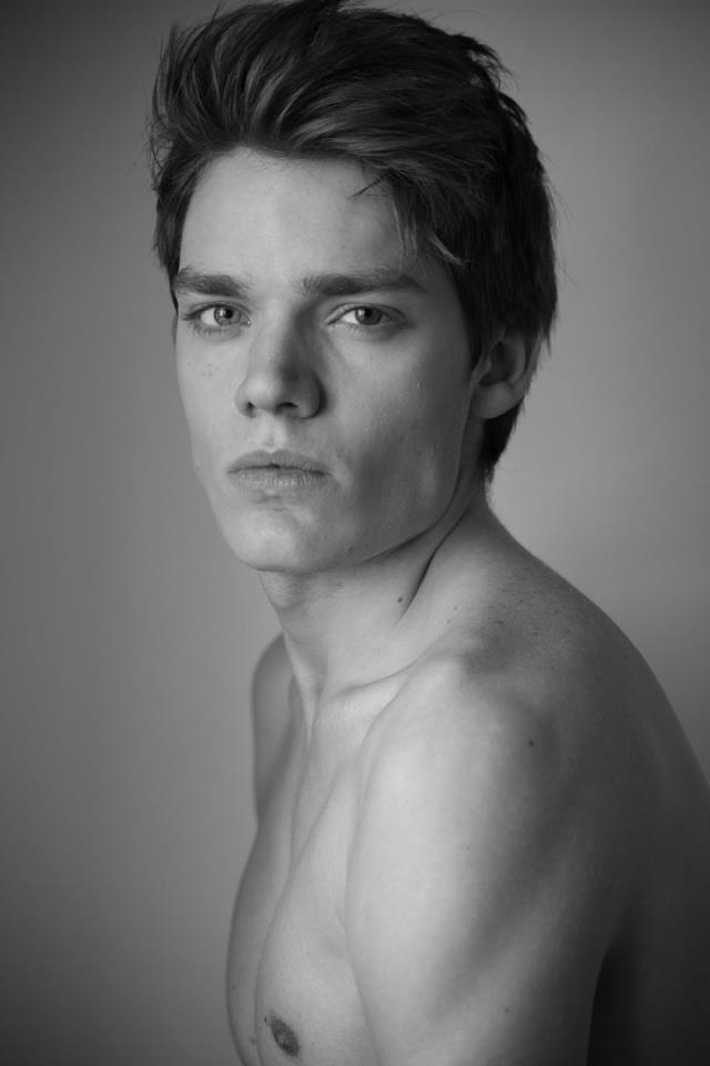 The Stars Come Out To Play: Dominic Sherwood - New 