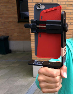 Smartphone im Bumper an Klemmhlaterung, Winkelschiene mit Griff
