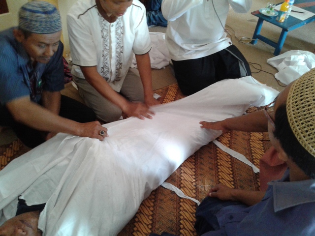 Kain Kafan Untuk Laki Laki Terdiri Dari Tulisan