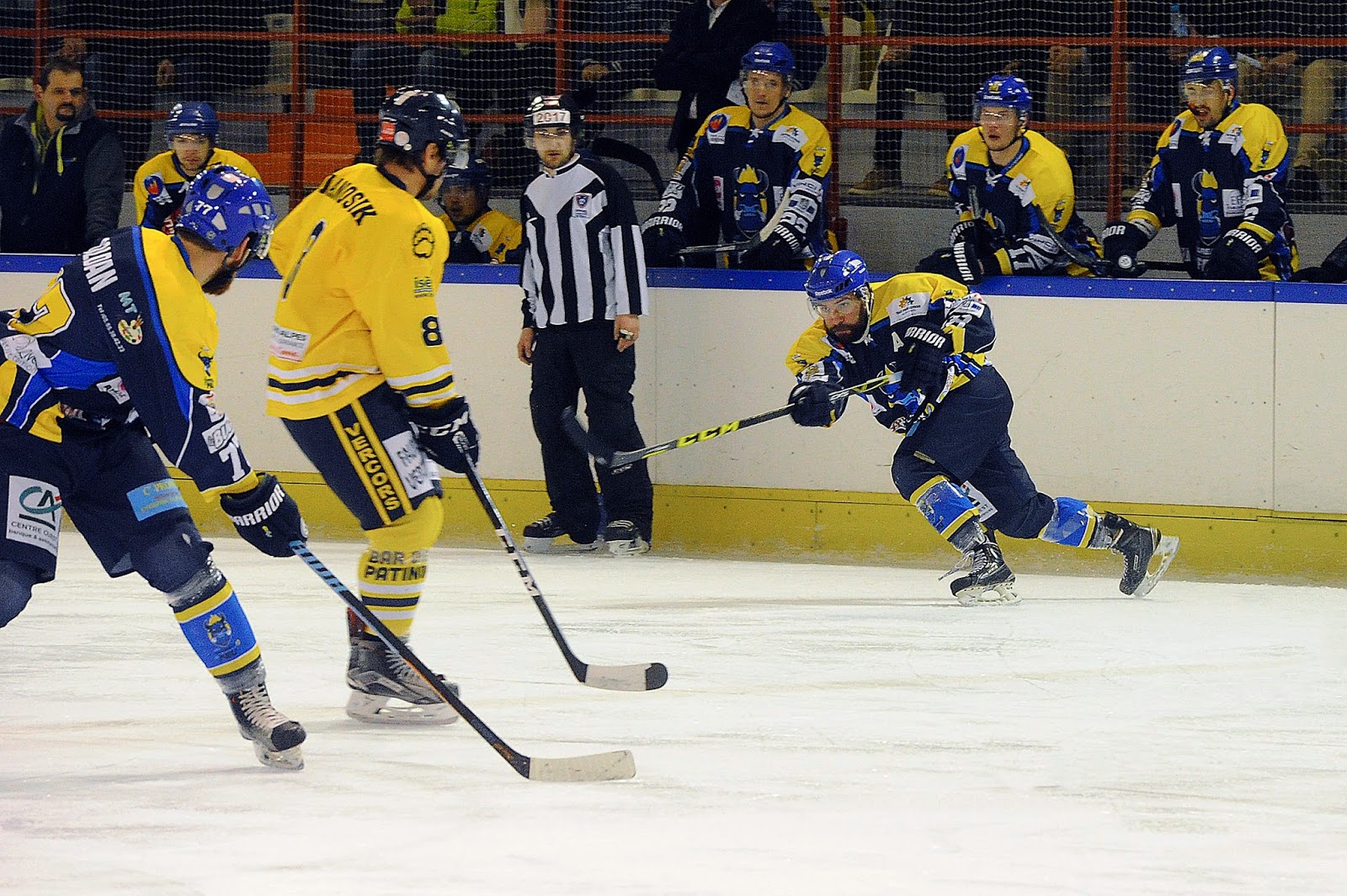 Les taureaux de Feu se d?�ferlent sur des Is?�rois en manques d'oxyg?�ne.