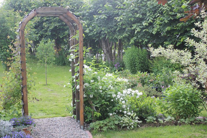 Stein erik hagen (63) kjæreste med nicolay (31) hagen vår: Vakre hageportaler