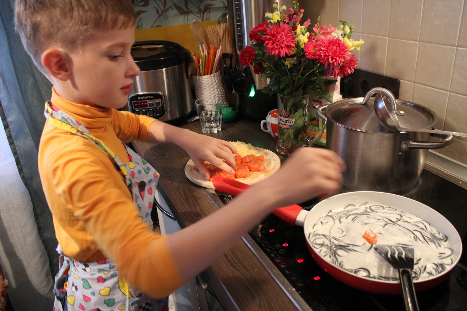 Р Казакова с сыном на кухне фото. Мама сыном готовят в youtube. Мама приготовила обед