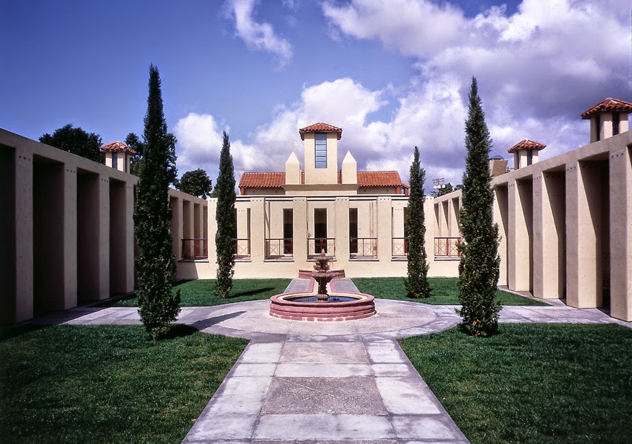 Biblioteca San Juan Capistrano en California. Michael Graves