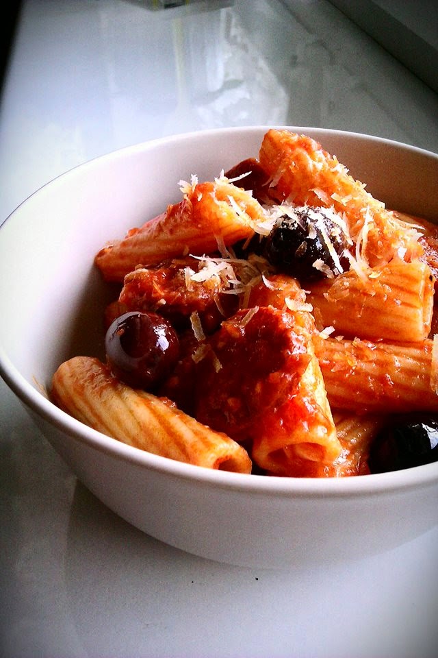green plums makaron rigatoni z chorizo i kalamatami w pomidorach