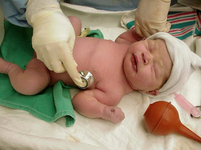 كيفية العناية بالاطفال حديثي الولادة وما هي طرق المحافظة علي بشرتهم