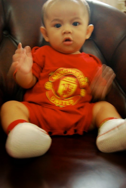 Koleksi Foto Bayi Lucu Pakai Kostum Sepak Bola Manchester United