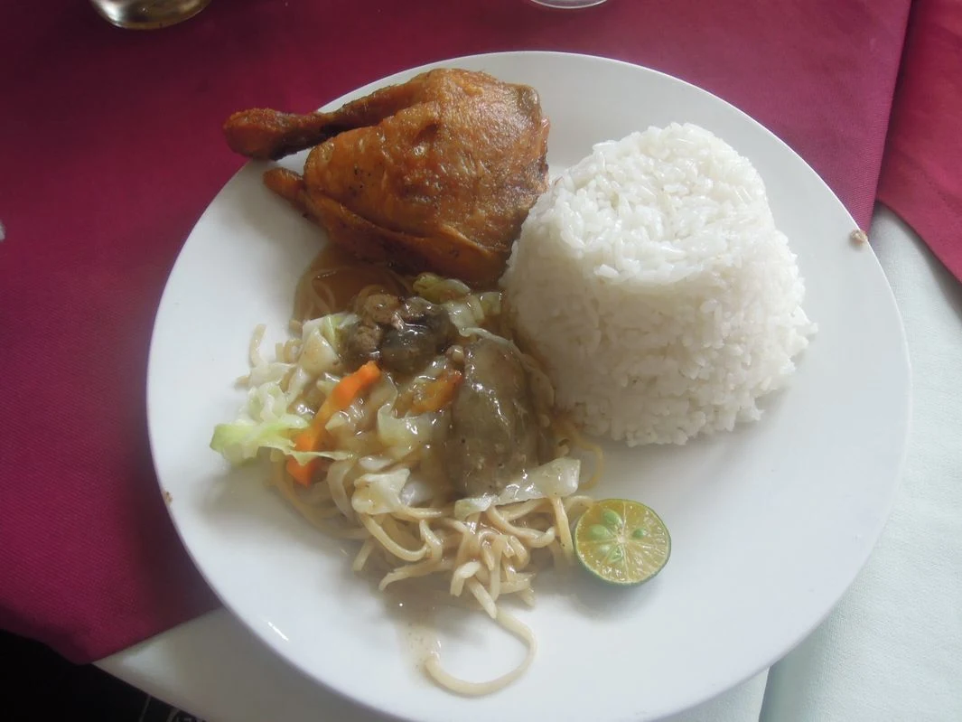 Fried chicken meal with pancit canton and rice at Lolo Claro’s Restaurant