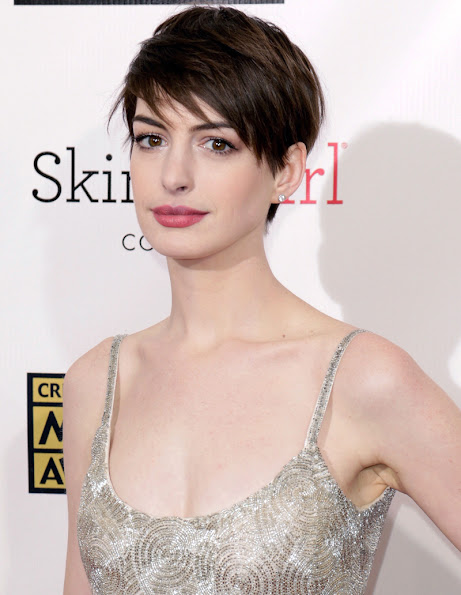Anne Hathaway wore a slinky Oscar de la Renta gown. wedding ring and Casadei gold sandals with the signature Blade heel