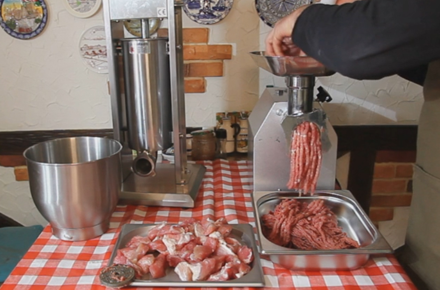 краковская рецепт 1938 года. краковская сырокопченая колбаса. краковская колбаса колечком. краковская рецепт 1938 года. советская краковская колбаса.