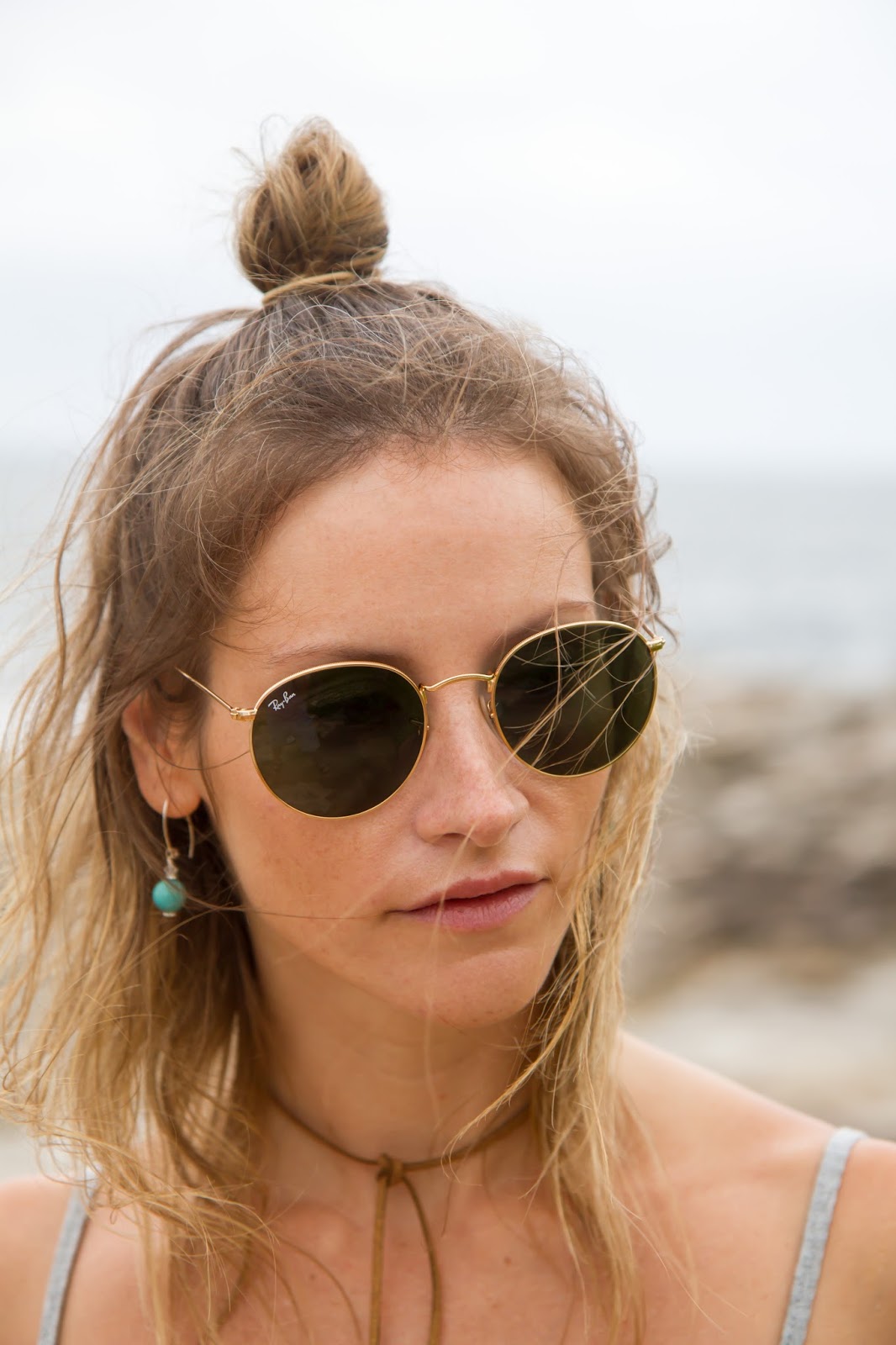 fashion blogger, alison hutchinson, is wearing a zaful tank top, ray-ban sunglasses and one teaspoon shorts 