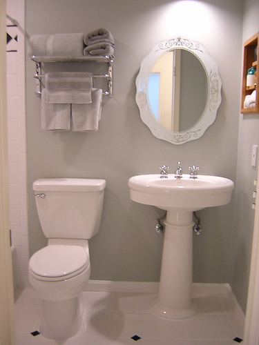 How To Decorate A Small Apartment Bathroom Ideas