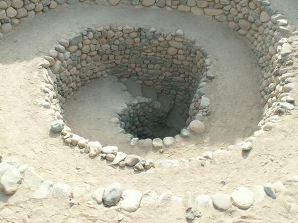 Vista interna de uno de los puquios en Nasca