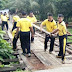 Jum’at Peduli, Kapolres Bersama Wakapolres Aceh Timur, Pimpin Gotong Royong Memperbaiki Jembatan Di Gampong Bandrong, Peureulak