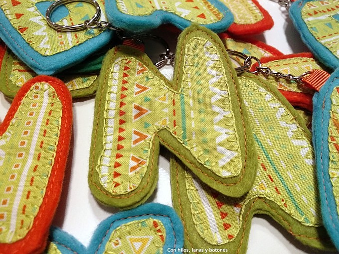 Con hilos, lanas y botones: Llaveros con iniciales