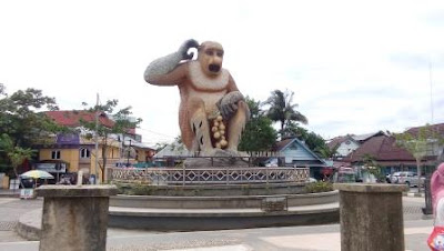 Bekantan Statue in Banjarmasin Bekantan Statue in Banjarmasin