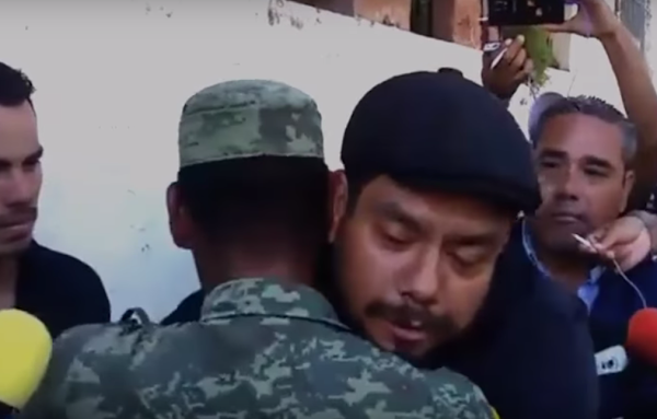 Fotógrafo se reúne con el soldado que trató de salvar a su familia (VIDEO) - Fotógrafo se reúne con el soldado que trató de salvar a su familia (VIDEO) -