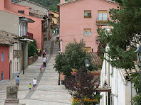 El carrer de Santa Maria i la font de la Plaça Major de Vilanova de Sau. Autor: Carlos Albacete