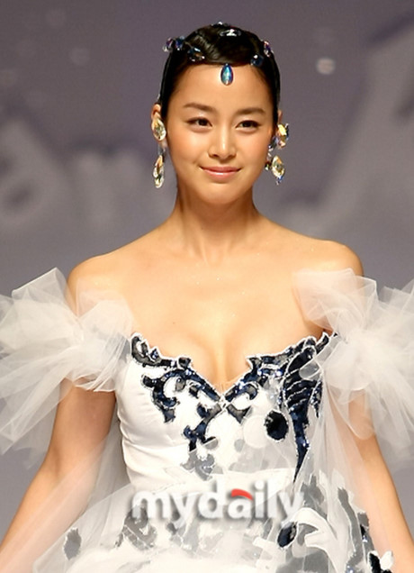 Những lần mỹ nhân ngoan hiền của Kbiz bất ngờ lộ vòng một nóng bỏng - Ảnh 4 Nhung lan my nhan ngoan hien cua Kbiz bat ngo lo vong mot nong bong - Anh 4