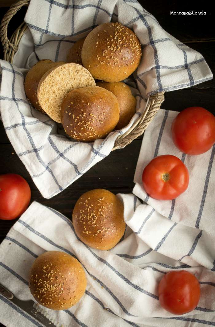Panecillos integrales de tomate para hamburguesas