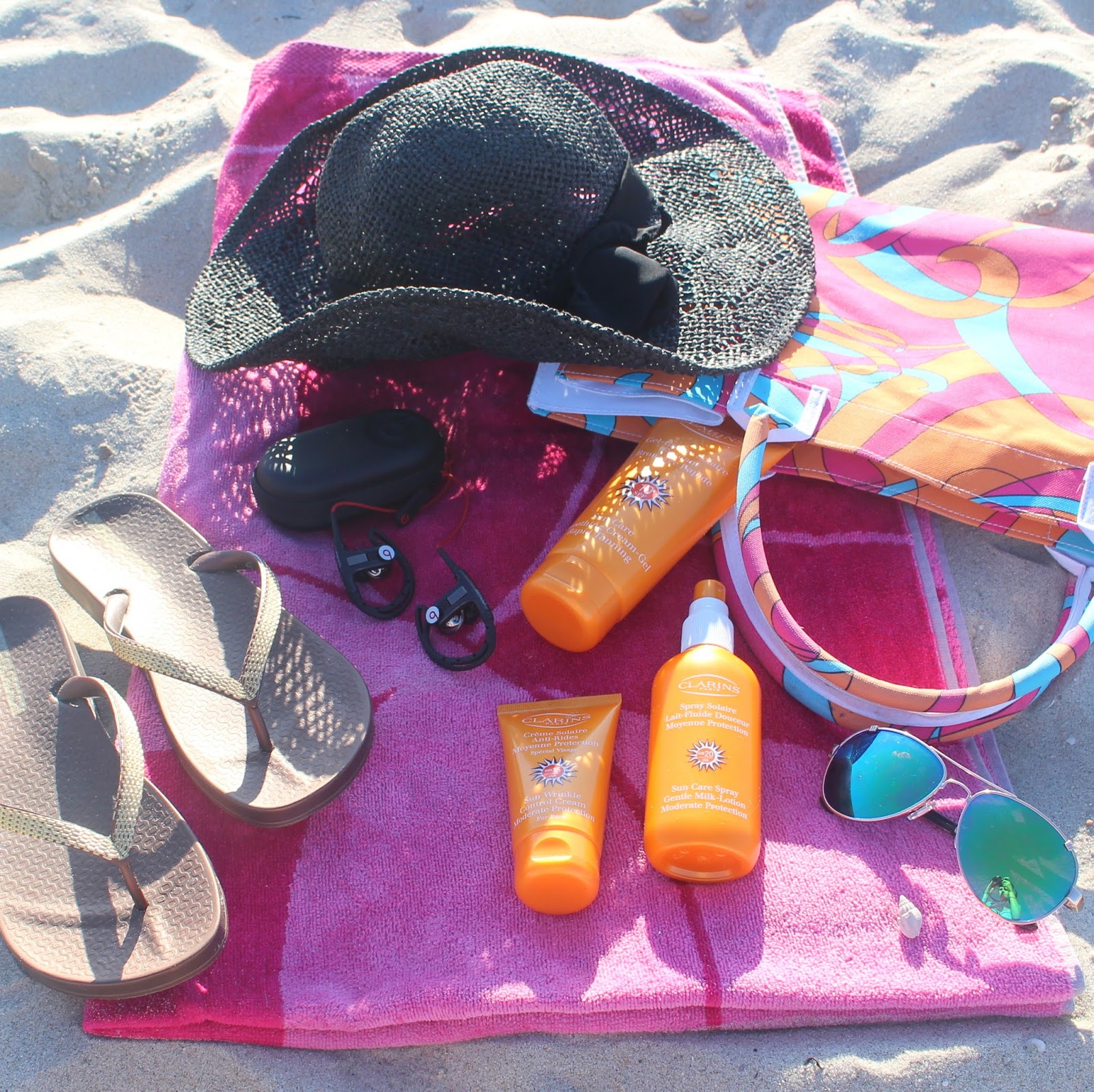 peexo-lifestyle-beach-what's+in+my+beach+bag-beach+bag-clarins-beats ...