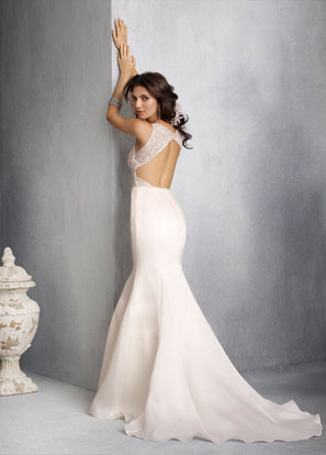 Open back wedding dress by Jim Hjelm is so beautiful and elegant to used