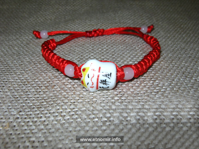 ЭТНОМИР: Браслет Манэки-Нэко на красной ните