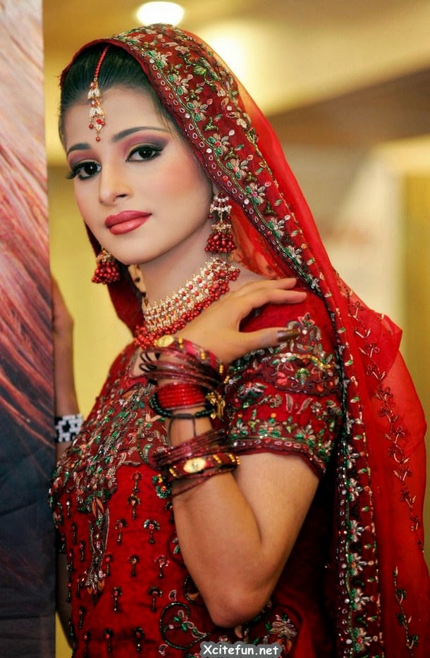 Pakistani Fashion Gold Jewellery Bindya Necklace.