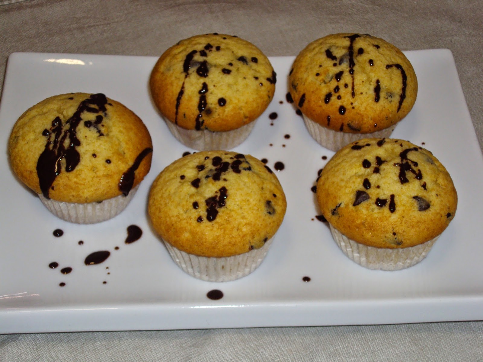 Un plato del día MUFFINS CON PEPITAS DE CHOCOLATE