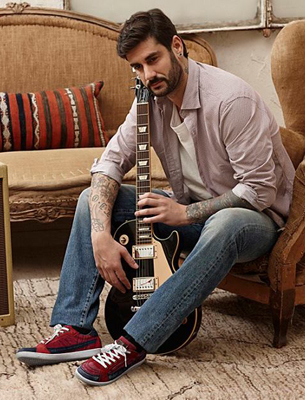 Zapatillas deportivas Yumas primavera verano 2016 campaña con Melendi Melendi zapatillas deportivas Yumas primavera verano 2016 campaña