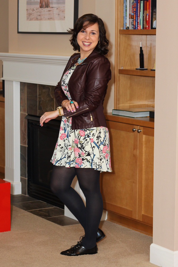 vestido com meia calça e scarpin