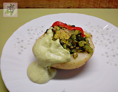 Patatas Rellenas De Tofu y Espinacas con Salsa de Aguacate.