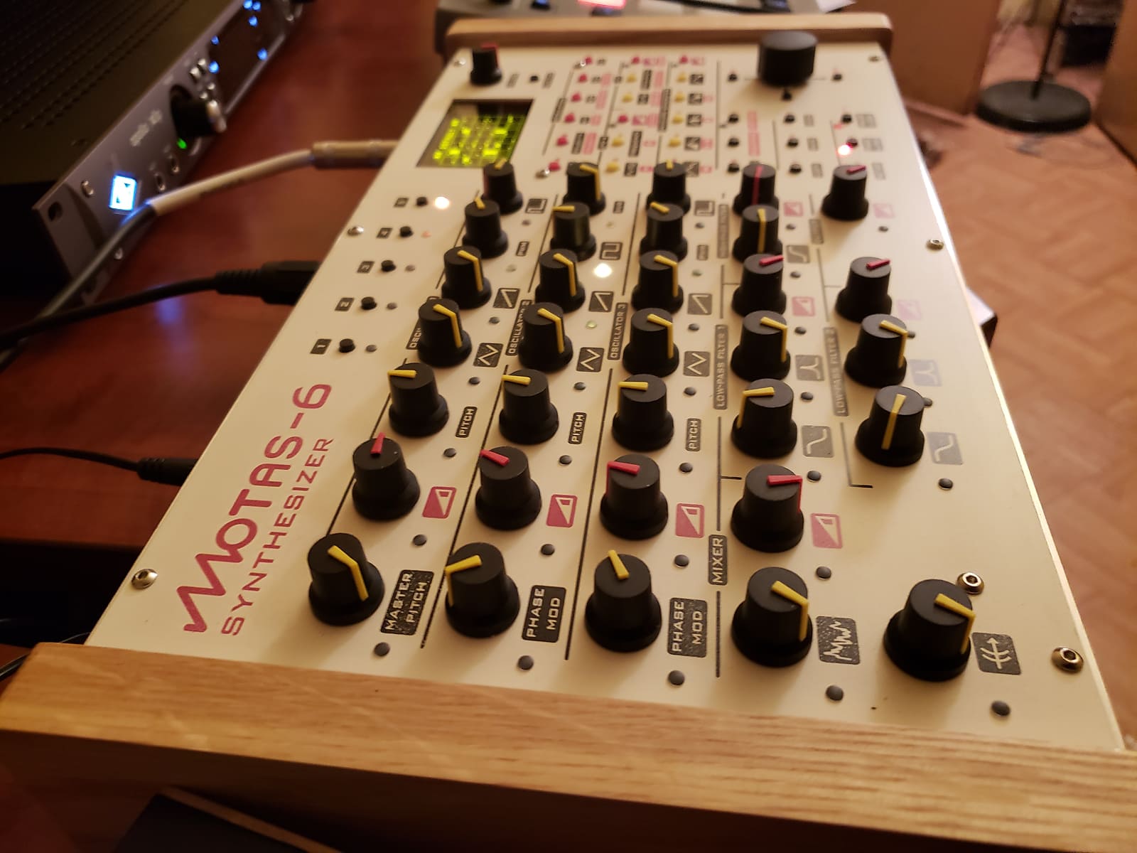 Electronics limited. Музыкальная самоделка синтезатор. Keyboard Maniac 4.28. Синтезатор в студии. Rpmaglth Electronics Ltd.