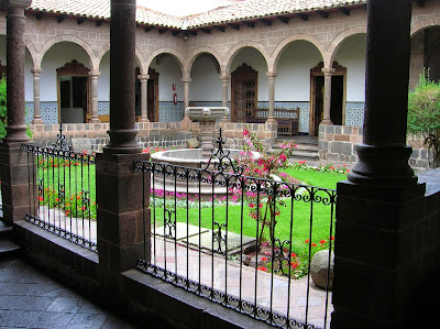 Claustro del Palacio Episcopal, Cusco, Perú, La vuelta al mundo de Asun y Ricardo, round the world, mundoporlibre.com