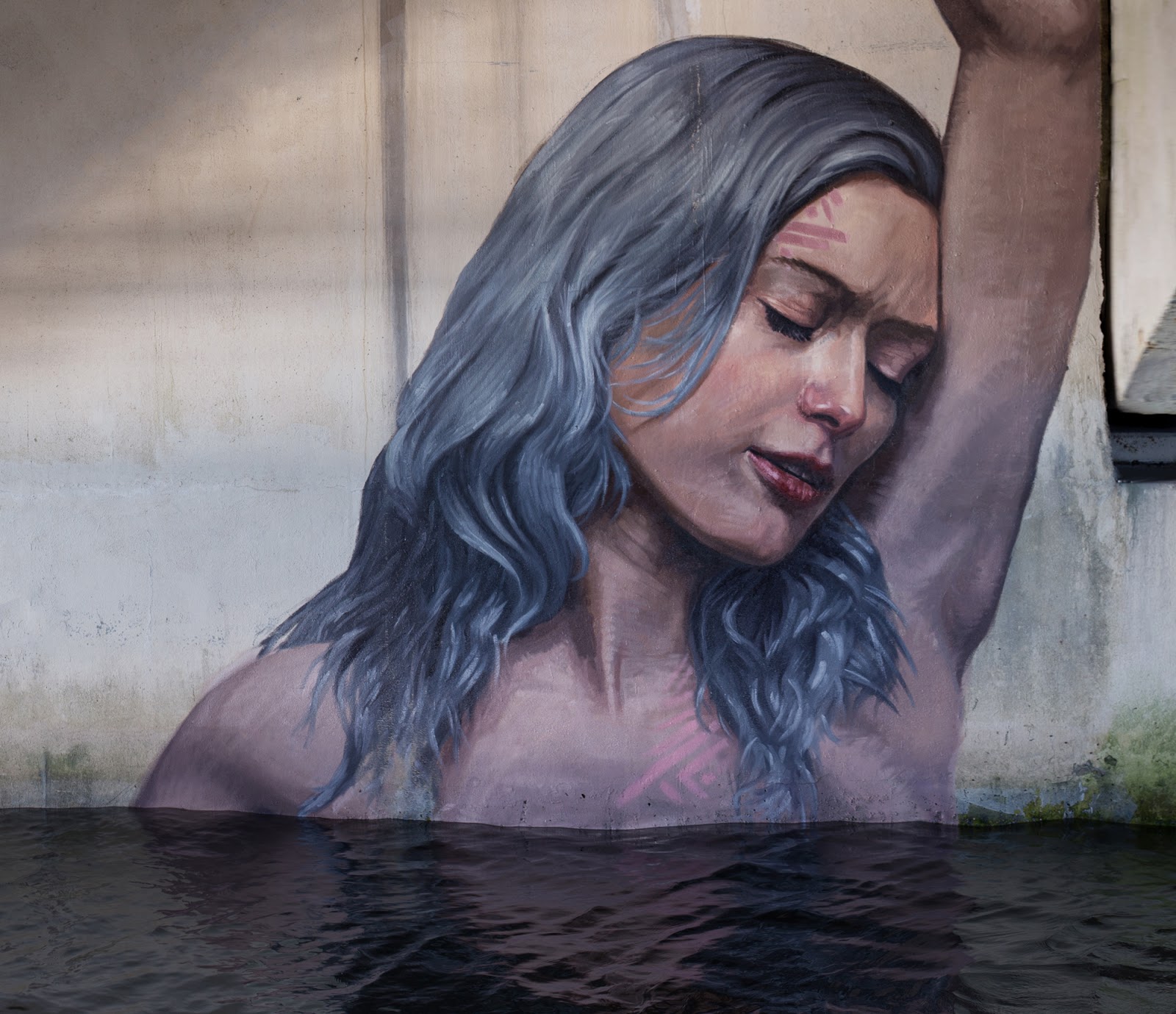 Artist Paints Murals of Women While Floating on a Surfboard Artist Paints Murals of Women While Floating on a Surfboard