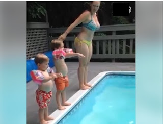 Hermoso vídeo madre enseñando a sus hijos hacer clavados en la piscina, esto nos enseña lo importante que es la familia