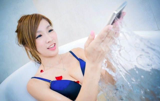Wanita Jepang Gemar Mandi Pakai Smartphone