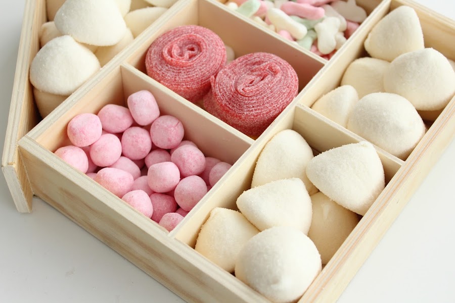 casita de madera con chuches para regalo de bebé