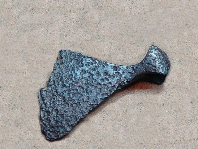 Wczesnośredniowieczny topór typy M wg Petesona lub II wg Nadolskiego, znaleziony w Skokówku w Wielkopolsce, eksponowany w Muzeum Archeologicznym w Poznaniu