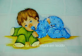 pintura em tecido fralda com menininho deitado sobre ursinho verde