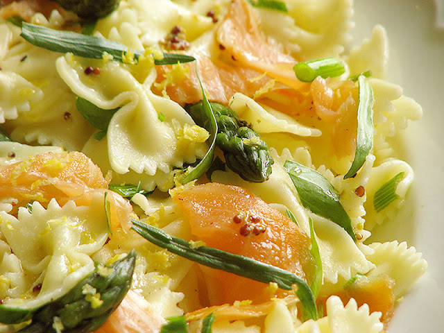 Salade de pâtes au saumon, asperges, livèche et estragon. Salade composée