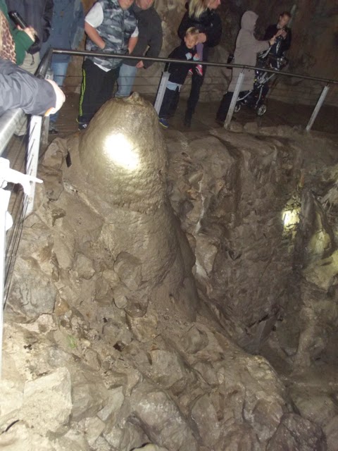 largest stalagmite in Poole's cavern