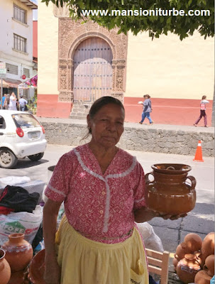 Artesana de Michoacán en Uruapan en el Tianguis de Domingo de Ramos