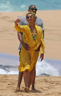 2 Beyonce & JayZ show rare PDA on a beach in Hawaii (photos)